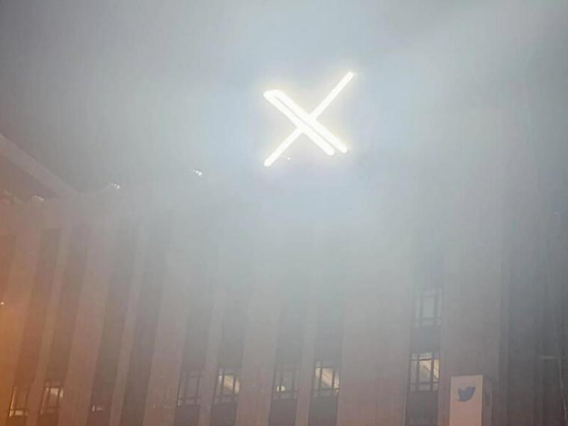 نور شدید لوگوی X  در ساختمان توییتر سبب اعتراض همسایگان شد